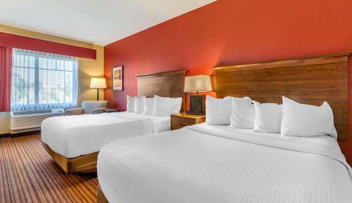 Queen Room with Two Queen Beds and Bath Tub - Disability Access
