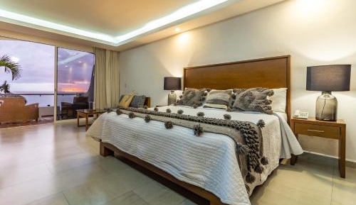 Deluxe King Suite with full Pacific Ocean Views