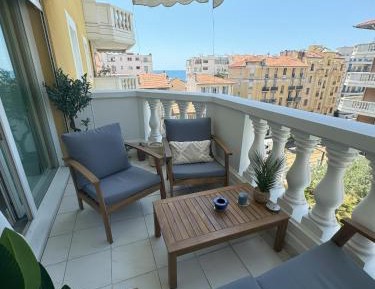 Apartment with Pool View 