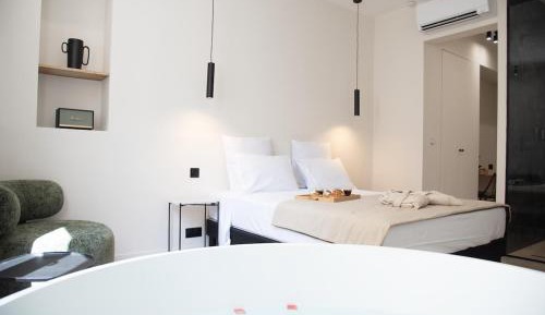 Deluxe Queen Suite