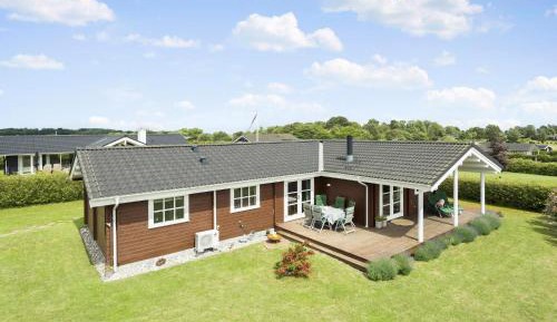 Three-Bedroom Holiday Home 