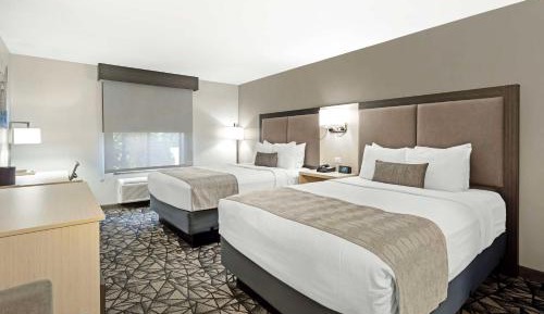 Queen Room with Two Queen Beds and Bath Tub - Disability Access