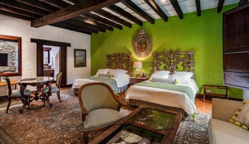 Deluxe Queen Suite