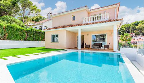 Four-Bedroom Holiday Home