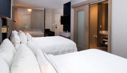 Suite with Two Queen Beds, Trundle Bed and Adapted Tub - Mobility and Hearing Accessible