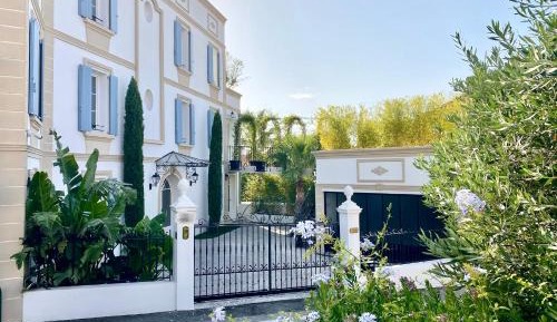 Deluxe Room (2 Adults + 1 Child)