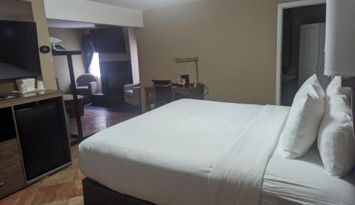 King Suite - Non-Smoking/Exterior Hall