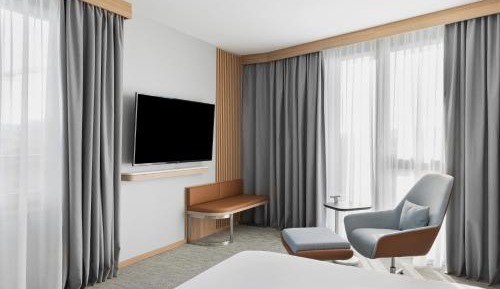 Corner King Room with City View