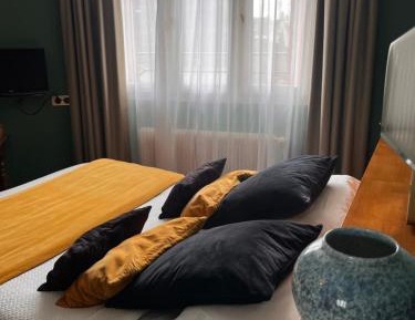 Deluxe Room (2 Adults + 1 Child)