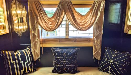 "Orient Express" - Queen Studio Private Caboose with Kitchen