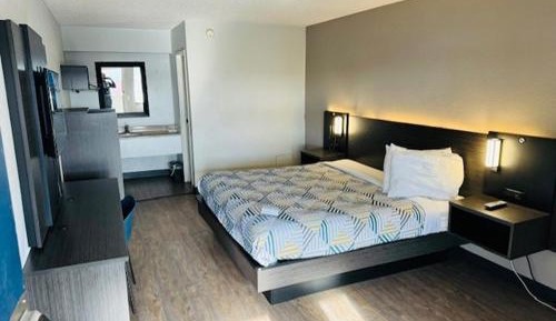 King Room with Roll-in Shower - Disability Access - Non-Smoking
