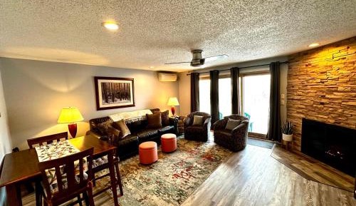 Apartment with Mountain View