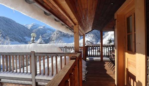 Chalet (10 Adults)