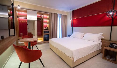 Deluxe Queen Room with Balcony - Non-Smoking
