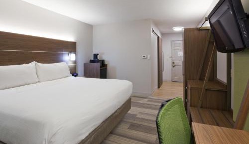 King Room with Roll-In Shower - Disability Access
