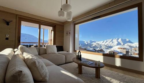 Apartment with Mountain View