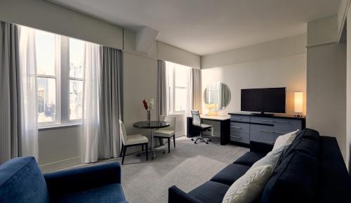 Luxury King Skyline Suite