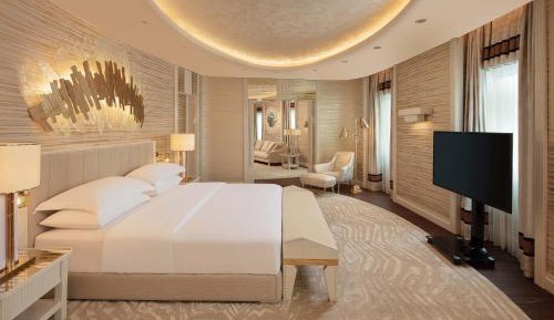 Presidential King Suite - Club Lounge Access