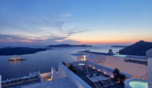 Superior Suite with Outdoor and Indoor Hot Tubs and Caldera View