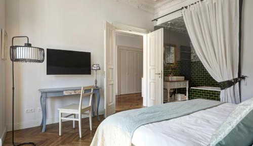 One-Bedroom Apartment with Balcony - 2B