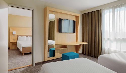 Family Connecting Rooms with Breakfast & WiFi