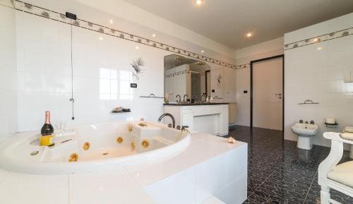 Deluxe Suite with Spa Bath