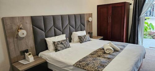 Deluxe King Suite