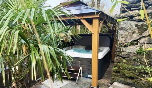 Two-Bedroom Cottage with Hot Tub