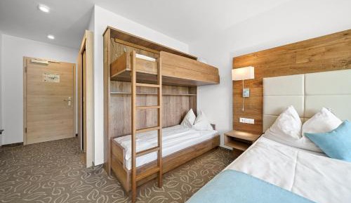 Family Room (2 Adults + 2 Children)