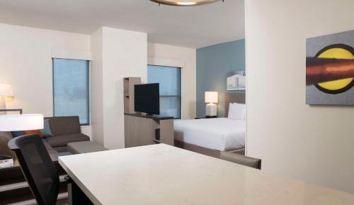 King Studio Suite with Sofa Bed, Kitchen and Tub - Disability Access