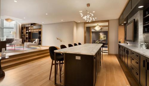 Royale Ville Marie King Suite with Gold Lounge