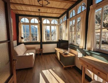 Apartment with Mountain View