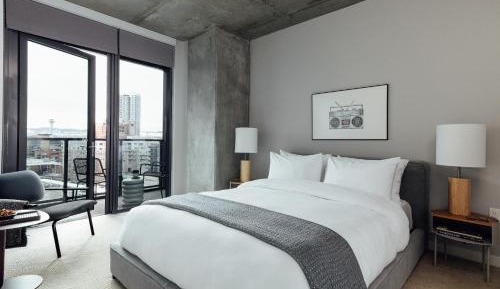 Premium Two Bedroom Suite with Balcony, Mountain View
