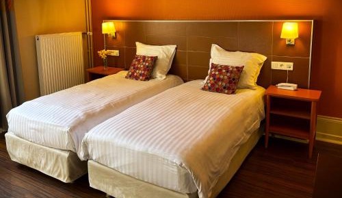Studio with 3 Single Beds