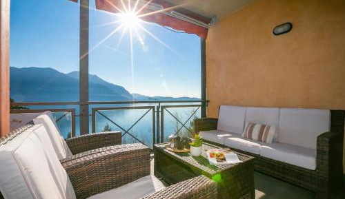 Apartment with Lake View