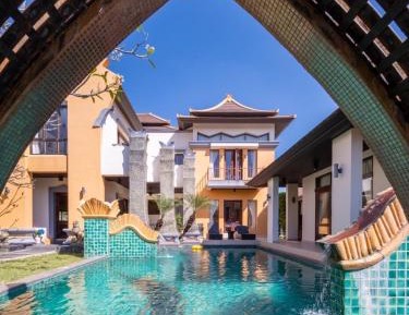 Villa with Garden View