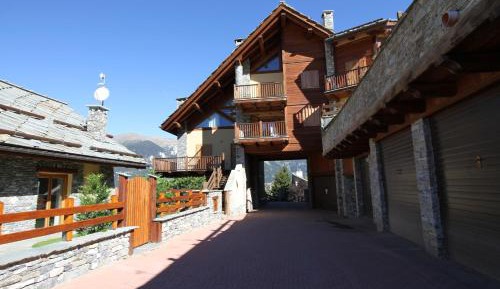 Apartment with Mountain View