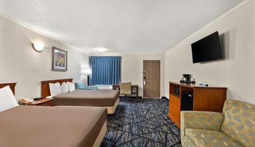 2 Queen and 1 King Bed Non-Smoking