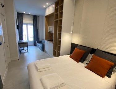 King Studio with Sofa Bed