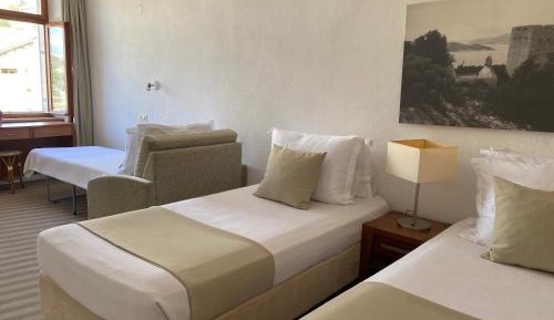 Deluxe Double Room with Side Sea View