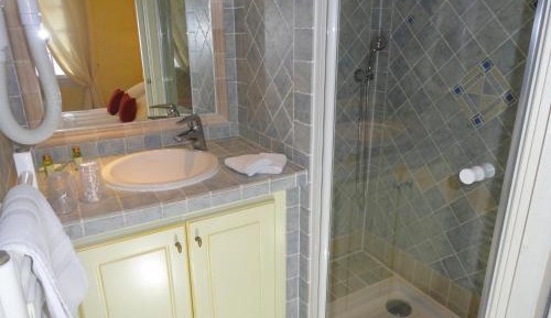 Double Room with Queen Bed and Sea View 