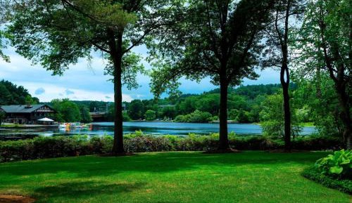 Guest Room with two Queen beds and river view