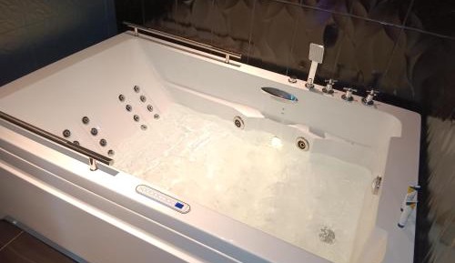 Queen Room with Spa Bath