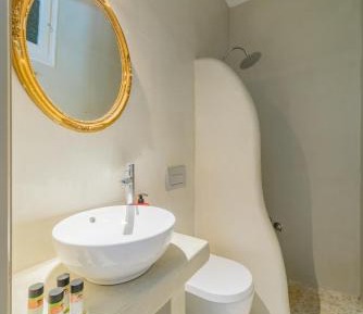 Deluxe Double Room (2 Adults + 1 Child)