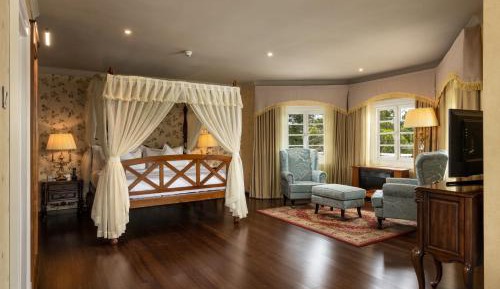 Royal Deluxe Room with Early check-in/late check-out subject to availability + 10% discount on Spa treatments + 10% discount on excursions