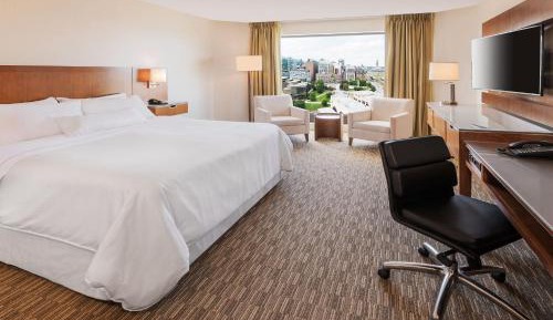 Deluxe Parliament View, Guest room, 1 King, Parliament view