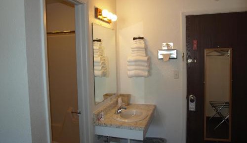 Single Queen Room - Upper Floor