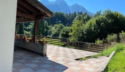 Apartment with Mountain View