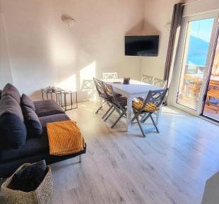 Apartment with Lake View