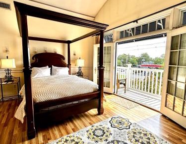 Queen Suite (302)